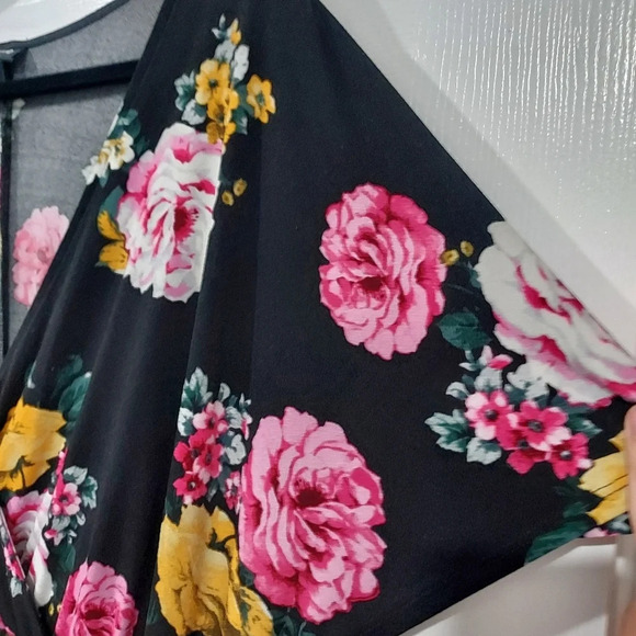Torrid Black Fancy Flow Floral Mini Stretch Crepe Wrap Dress in Size 2 - Picture 8 of 12